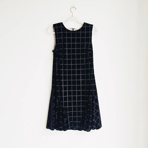 DONNA MORGAN | Black Velvet Grid Print Dress | 8 - Picture 5 of 6